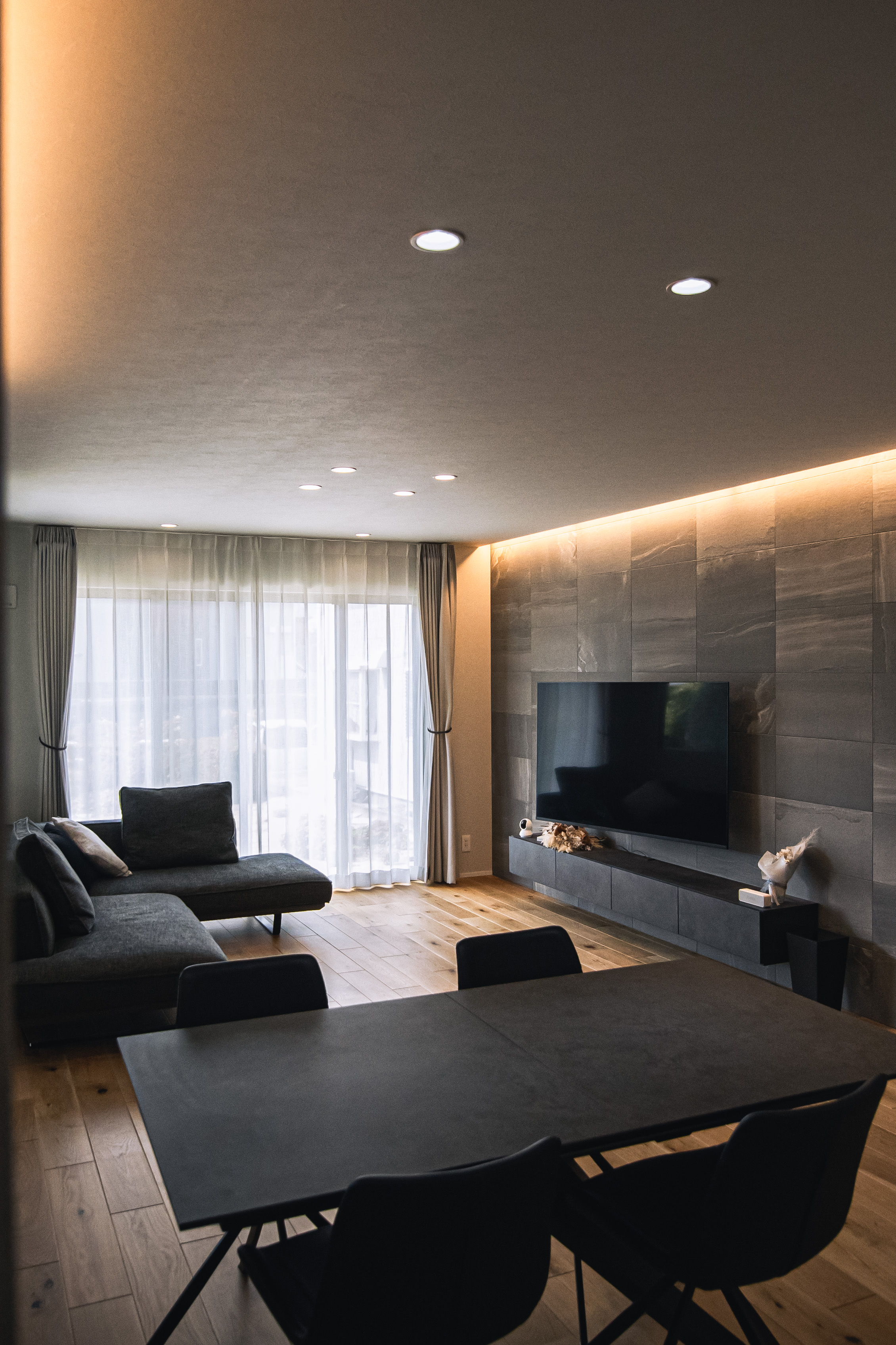 木目調＋ブラックが創り出す高級感。大人の落ち着きを感じるナチュラルモダンな平屋の住まい。